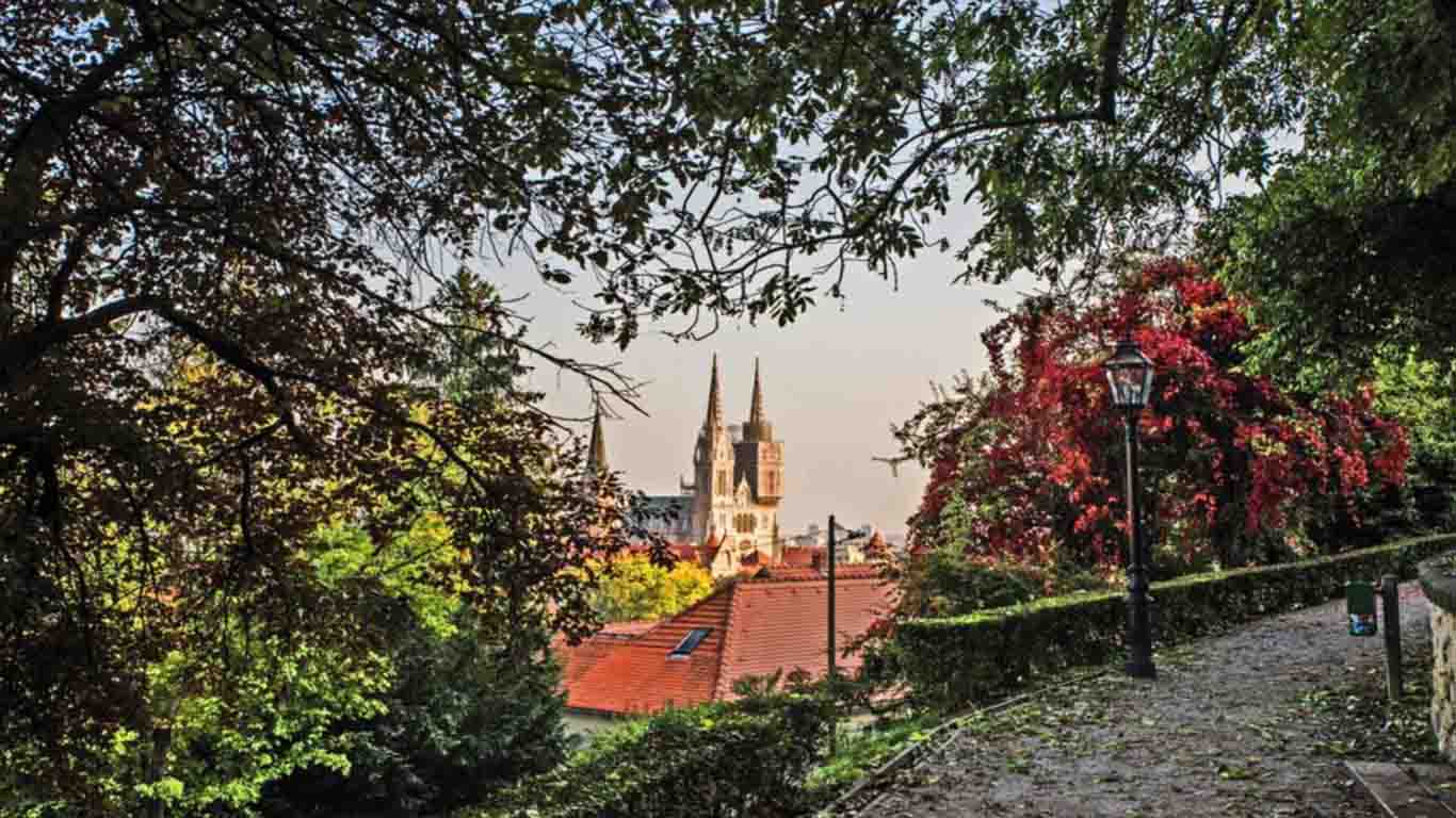 Curiosity-driven tourism