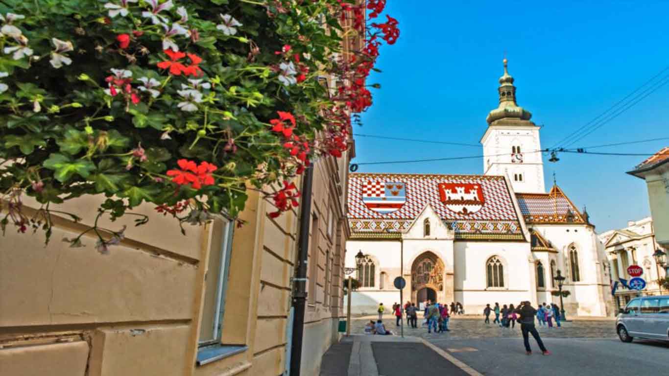 Curiosity-driven tourism