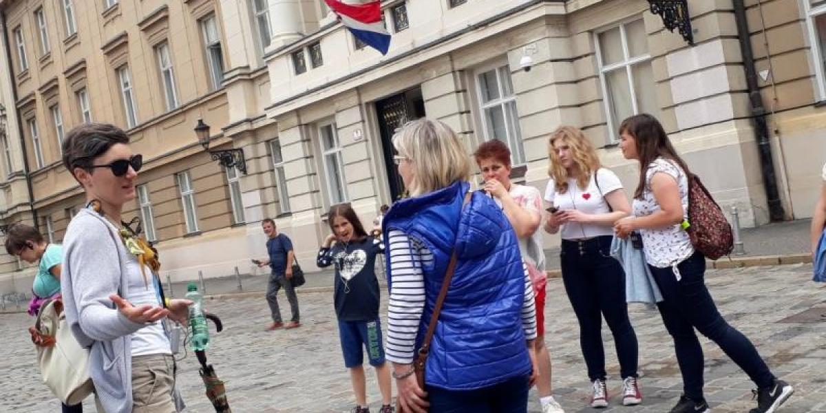 hiring a tourist guide